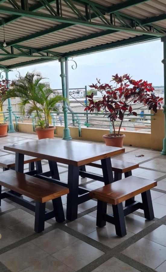 Hostal Solar Del Puerto Machala Exterior foto